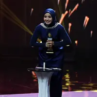 Laudya Cynthia Bella dinobatkan menjadi pemenang kategori Pemeran Utama Wanita Terbaik dalam film 'Surga yang Tak Dirindukan'. (Deki Prayoga/Bintang.com)