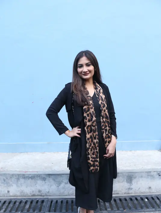 Ibunda Natalie Sarah telah dimakamkan di Pondok Rangon, Jakarta Timur, Senin (18/9/2017). Nurmiyati Siahaan dimakamkan menurut keyakinannya, Kristen. Sedangkan Natalie sebagai muslim. (Nurwahyunan/Bintang.com)