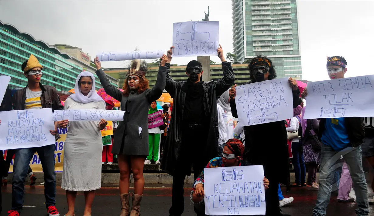 Beragam tulisan berisi penolakan terhadap ISIS dibawa Sejumlah mahasiswa dari IKJ saat menggelar aksi menolak ISIS, Bundaran HI, Jakarta, Minggu (8/3/2015). (Liputan6.com/Yoppy Renato)