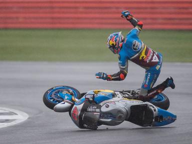 Pebalap Marc VDS Racing asal Australia, Jack Miller, terlempar dari motornya saat kualifikasi MotoGP Inggris di Sirkuit Silverstone, Inggris, (3/9/2016). (AFP/Oli Scarff)