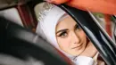 <p>Nadya Mustika akhirnya resmi menikah dengan Iqbal Fitrah Rosadi. Ia mengunggah potret di momen bahagianya. Nadya memilih nuansa warna putih untuk gaun pernikahannya dan makeup flawless yang berhasil memancarkan kebahagiaan di hari pernikahannya ini. [Foto: Instagram/nadyamustikarahayu]</p>