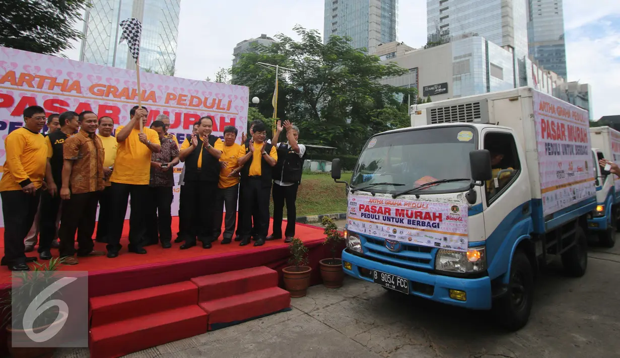 Perwakilan dari Artha Graha Peduli Ronny Bratawidjaya saat membuka Pasar Murah Ramadan 2016 di kawasan SCBD, Jakarta, Selasa (31/5). Pasar Murah Ramadan 2016 akan berada Sekitar 2.000 titik di Indonesia. (Liputan6.com/Gempur M Surya)