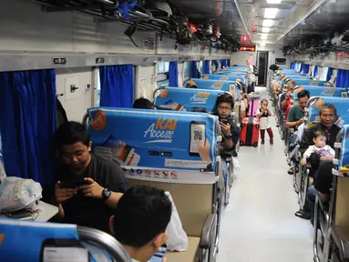Sejumlah penumpang berada dalam kereta api di Stasiun Pasar Senen, Jakarta, Selasa (16/4). PT KAI Daop 1 Jakarta mengoperasikan 11 KA tambahan guna mengantisipasi melonjaknya penumpang pada libur panjang akhir pekan ini. (Liputan6.com/Herman Zakharia)