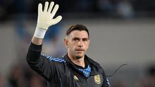 Kiper Argentina #23, Emiliano Martinez, melambaikan tangan kepada para penggemar saat pemanasan menjelang pertandingan kualifikasi Piala Dunia FIFA 2026 zona Amerika Selatan antara Argentina dan Venezuela di Stadion Mas Monumental, Buenos Aires, Jumat (5-9-2025) pagi WIB. (Luis ROBAYO/AFP)