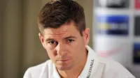 Steven Gerrard Diserang Preman