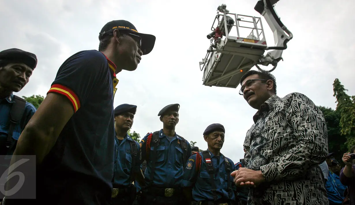 Wagub DKI Jakarta, Djarot Saiful Hidayat memberi arahan kepada petugas damkar di Kantor Dinas Pemadam Kebakaran, Jalan KH Zainul Airifin, Jakarta, Sabtu (8/10). Djarot memantau kesiapan anggota dan peralatan pemadam kebakaran. (Liputan6.com/Faizal Fanani)