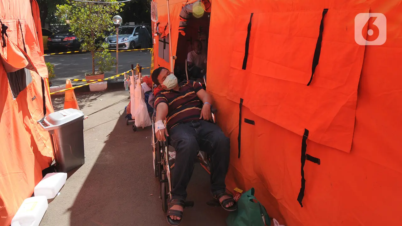 Pasien Covid-19 Dirawat di Tenda Darurat