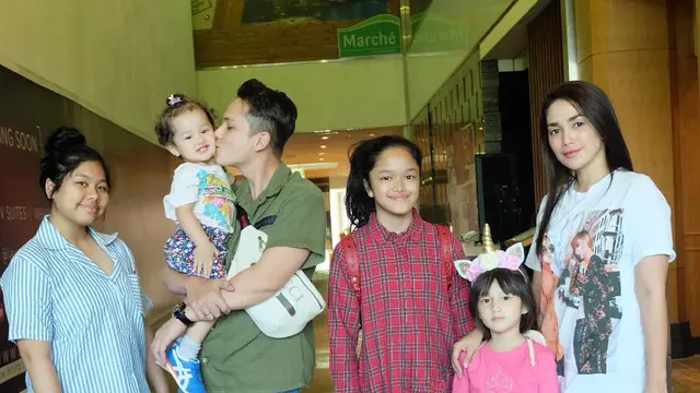 [Bintang] Ussy Sulistiawaty dan Andhika Pratama