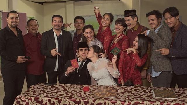 Tampak Bastian, karakter yang diperankannya menikah dengan Nagita yang diperankan Jennifer Eve.
