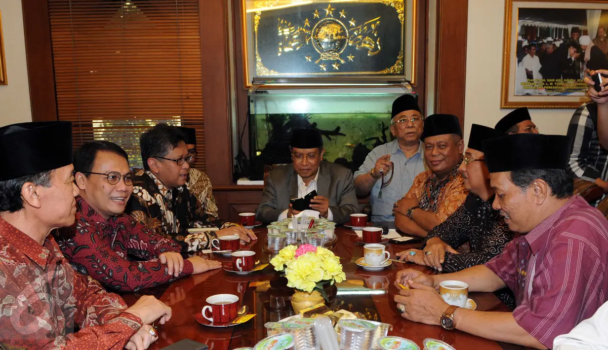 Ketua Umum PBNU Said Aqil Siradj (tengah) saat menjamu Sekjen PDIP Hasto Kristiyanto yang hadir di Gedung PBNU, Jakarta, (8/1). (Liputan6.com/Helmi Afandi)