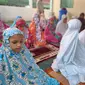 Anak-anak perempuan mengisi teras musholla di Palembang untuk mengikuti salat Idul Fitri 1441 Hijriah berjamaah (Liputan6.com / Nefri Inge)