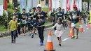 Salah satu pelari berlari sambil berkomunikasi saat lomba Pertamina Eco Run 2017 di Pantai Karnaval Ancol, Jakarta, Sabtu (16/12). Ribuan pelari ambil bagian pada lomba yang bertema Lari Lestarikan Bumi. (Liputan6.com/Helmi Fithriansyah)