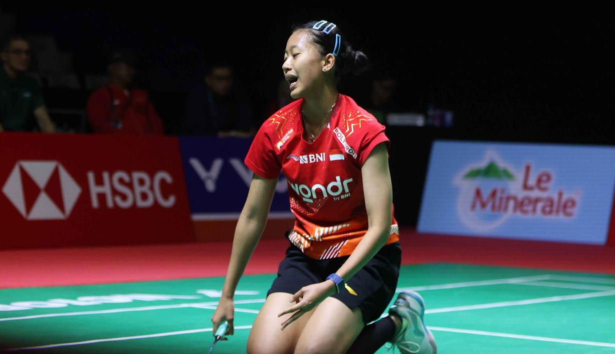 Bertanding di Istora Gelora Bung Karno, Senayan, Jakarta, Kamis (22/1/2026), Putri Kusuma Wardani kalah dari wakil Taiwan, Huang Yu-Hsun, dengan skor 17-21, 21-19, dan 17-21. Tampak dalam foto, pebulu tangkis tunggal putri Indonesia, Putri Kusuma Wardani saat bertanding melawan wakil Taiwan, Huang Yu-Hsun, pada babak 16 besar Indonesia Masters 2026 di Istora Gelora Bung Karno, Senayan, Jakarta, Kamis (22/1/2026). (Bola.com/M Iqbal Ichsan)