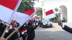 Pegawai Istana mengibarkan bendera merah putih saat rombongan mobil Presiden terpilih Joko Widodo (Jokowi)  melintas menuju gedung DPR di Istana Kepresidenan, Jakarta, Minggu (20/10/2019). Jokowi-Ma'ruf Amin kembali dilantik sebagai Presiden-Wapres RI periode 2019-2024. (Liputan6.com/Angga Yuniar)
