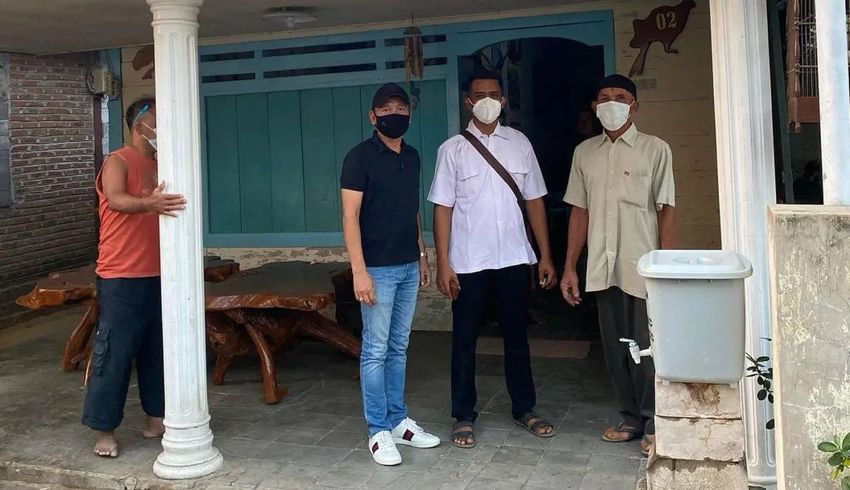 Tidak terima anak dan keluarganya di bully, Ayu Ting Ting melaporkan akun haters ke Polda Metro Jaya. Laporan itu ditempuh karena akun tersebut telah beberapa tahun melakukan bullying terhadap Ayu Ting Ting dan putrinya, Bilqis Khumairah Razak, serta keluarganya yang lain. Ayu melaporkan pada Agustus 2021 lalu. Bahkan, orang tua Ayu, Abdul Rozak dan Umi Kalsum sampai melabrak haters Ayu Ting Ting ke Jawa Timur. [Instagram/mom_ayting92]