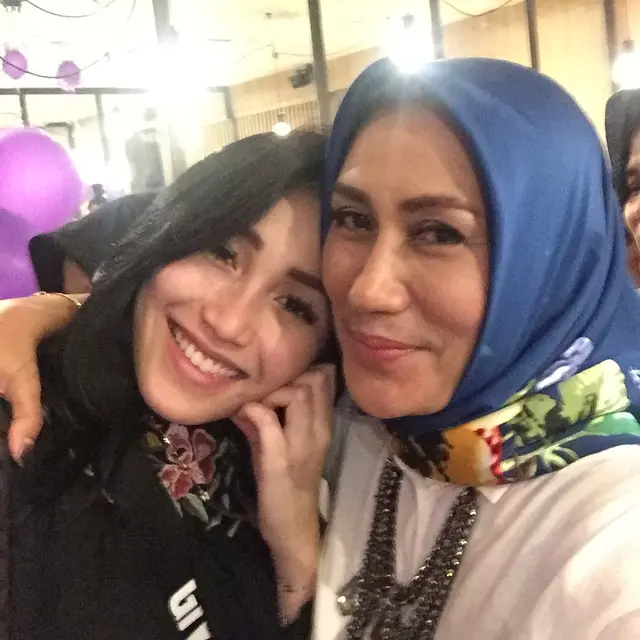 6 Potret Kebersamaan Ayu Ting Ting Bareng Kakek dan Neneknya, Curi Perhatian