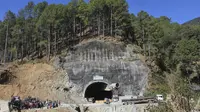 Warga dan kerabat menyaksikan upaya penyelamatan 40 pekerja yang terjebak di dalam terowongan runtuh di Uttarakhand, India. (AP)
