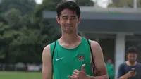 Pemain Timnas Indonesia U-23, Gavin Kwan Adsit usai melakukan sesi latihan di Lapangan A,B,C, Senayan, Jakarta (21/2/2018). Latihan ini merupakan persiapan Asian Games 2018. (Bola.com/Nick Hanoatubun)