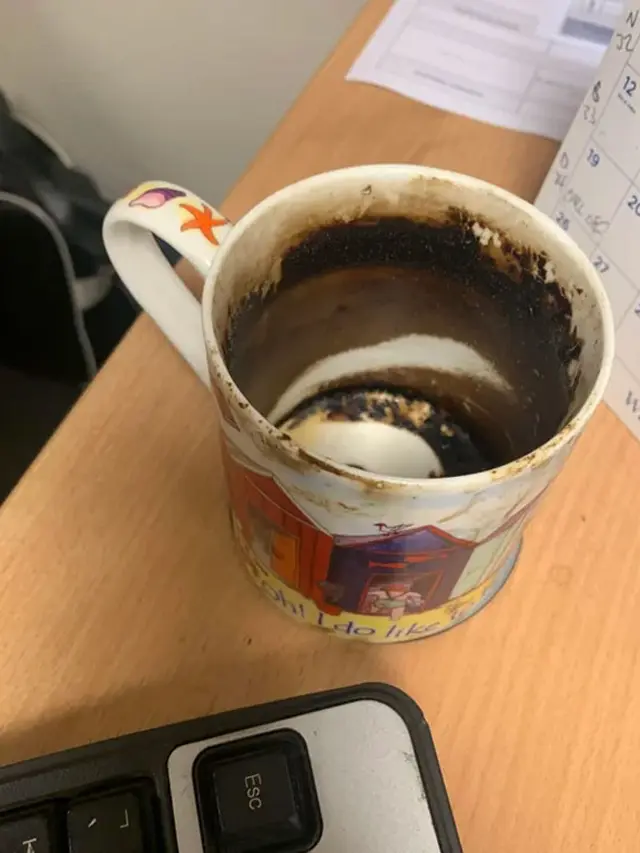 Potret Kebiasaan Buruk Rekan Kerja di Kantor, Bikin Ikut Jengkel. (Sumber: Boredpanda)