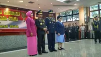Kapolri Jenderal Polisi Tito Karnavian dan Kepala Staf Angkatan Udara, Marsekal Madya Hadi Tjahjanto usai penyematan tanda kehormatan Bintang Bhayangkara Utama. (Liputan6.com/Ika Defianti)