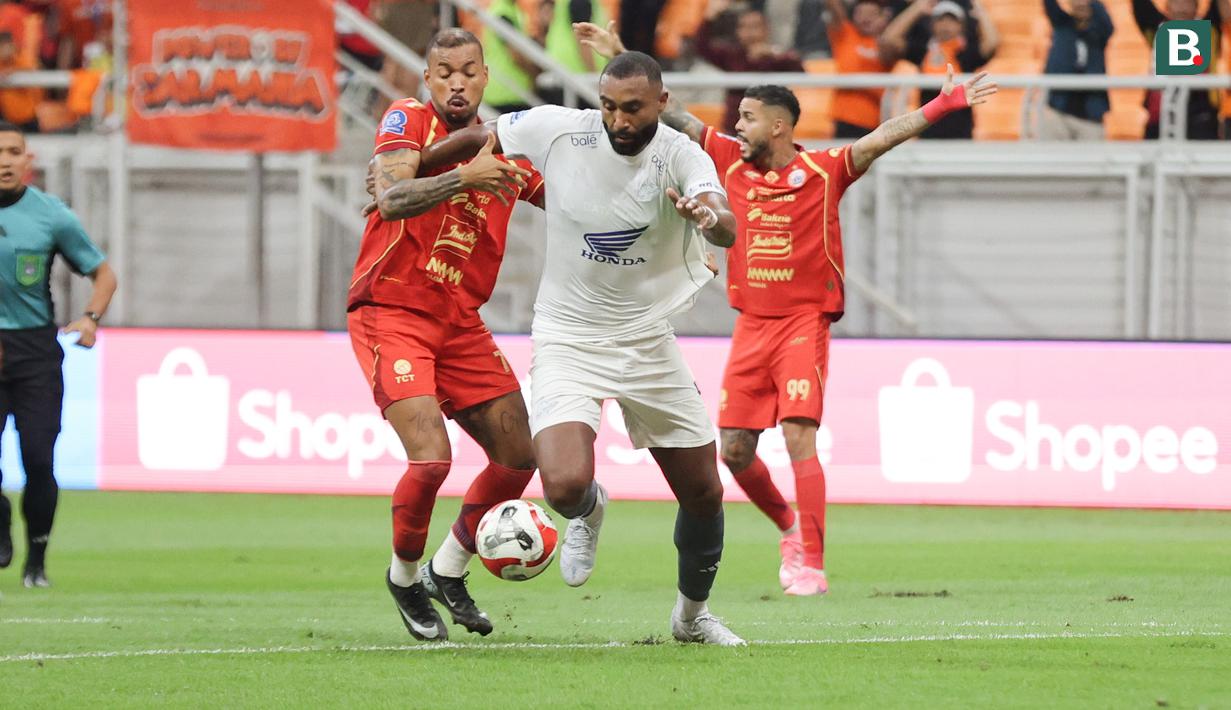 Pemain Persija Jakarta, Gustavo Almeida (kiri) berduel dengan pemain PSM Makassar, Yuran Fernandes (kanan) pada pekan ke-22 BRI Super League 2025/2026 yang digelar di Jakarta International Stadium, Jumat (20/2) malam WIB. (Bola.com/Abdul Aziz)