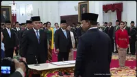 Teddy Indra Wijaya, atau Mayor Teddy, resmi dilantik sebagai Sekretaris Kabinet oleh Presiden Prabowo. Lahir di Manado, ia memiliki latar belakang militer dan pengalaman sebagai ajudan presiden. (Tangkapan Layar Sekretariat Kepresidenan)