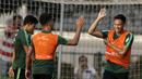 Pemain Timnas Indonesia U-22, Andy Setyo, tertawa saat latihan di Lapangan ABC Senayan, Jakarta, Kamis (14/2). Latihan ini merupakan persiapan terakhir jelang Piala AFF U-22 2019 di Kamboja. (Bola.com/M. Iqbal Ichsan)