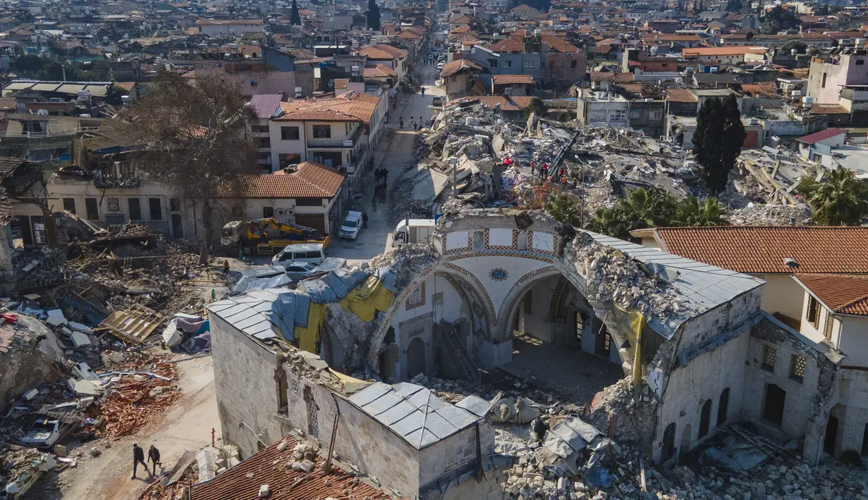 Sebuah foto udara yang diambil pada 11 Februari 2023 menunjukkan masjid Habib-i Neccar yang hancur di kota bersejarah Antakya, Turki. Beberapa catatan menyebutkan, bangunan aslinya berasal dari pertengahan abad ke-7. (Photo by Yasin AKGUL / AFP)