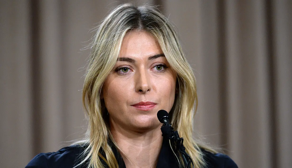 Federasi Tenis Internasional (ITF) pun telah mengirimkan surat kepada Sharapova pada 2 Maret 2016. Selain menjelaskan terbukti memakai doping, ITF juga menskors petenis 28 tahun itu hingga 12 Maret. (Getty Images/AFP/Kevork Djansezian)