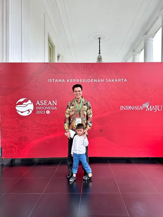 Baim dan putranya foto bersama di Istana Negara. "Diundang ke Istana, pagi2 Kiano nangis mau ikut ketemu Pak Jokowi. Pas nyampe malah minta susu. trus lanjut tidur di mobil., Yasalam"  tulis Baim Wong. [Instagram/baimwong]