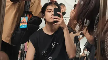 Kim Taehyung atau V BTS terbilang aktif mengunggah berbagai kegiatan di media sosial. Pria kelahiran 30 Desember 1995 Ini beberapa kali terlihat mengunggah momen saat melakukan mirror selfie. (Liputan6.com/IG/@thv)
