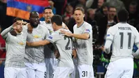 Para pemain manchester United merayakan gol yang dicetak Romelu Lukaku ke gawang CSKA Moscow pada laga Liga Champions di Stadion VEB Arena, Moskow, Rabu (27/9/2017). CSKA kalah 1-4 dari MU. (AFP/Kirill Kudryavtsev)