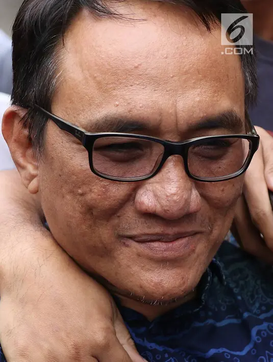 Ekspresi politikus Partai Demokrat Andi Arief saat tiba di Gedung BNN, Cawang, Jakarta Timur, Rabu (6/3). Tidak ada pernyataan yang diberikan oleh Andi kepada wartawan. (Liputan6.com/Immanuel Antonius)