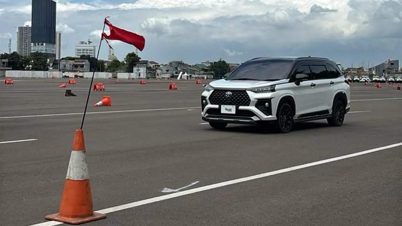 Mencoba Singkat Toyota Veloz Hybrid, Tenaga Lebih Responsif (Arief A/Liputan6.com)