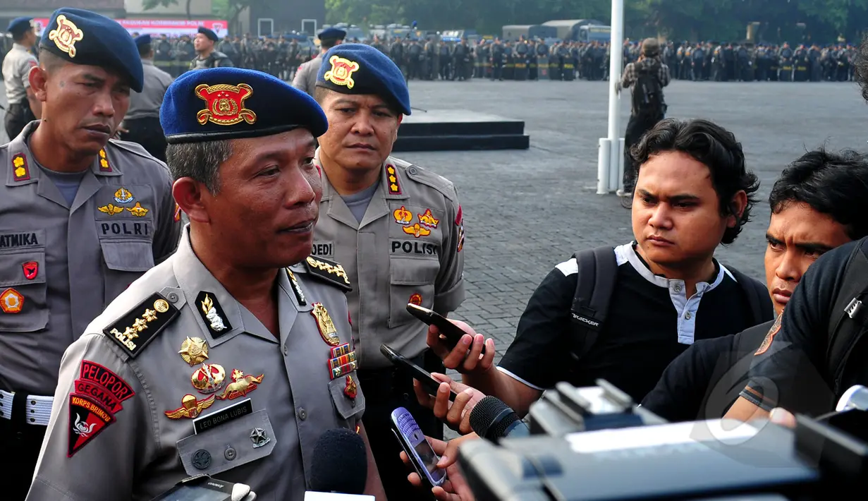 Kepala Operasional Korps Brimob Polri Kombes Leo Bona Lubis saat ditanya oleh wartawan di Mako Brimob Kelapa Dua, Depok, Selasa (14/4/2015). KAA ke-60 akan berlangsung pada 18-24 April 2015 di Jakarta dan Bandung. (Liputan6.com/Yoppy Renato)