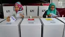 Warga memasukkan surat suara saat pemungutan ulang Pemilu 2019 di TPS 71 Kelurahan Cempaka Putih, Kecamatan Ciputat Timur, Tangerang Selatan, Rabu (24/4). Pencoblosan ulang dilakukan lantaran ditemukannya pelanggaran oleh Bawaslu saat pemilu serentak pada 17 April 2019 lalu (merdeka.com/Arie Basuki)