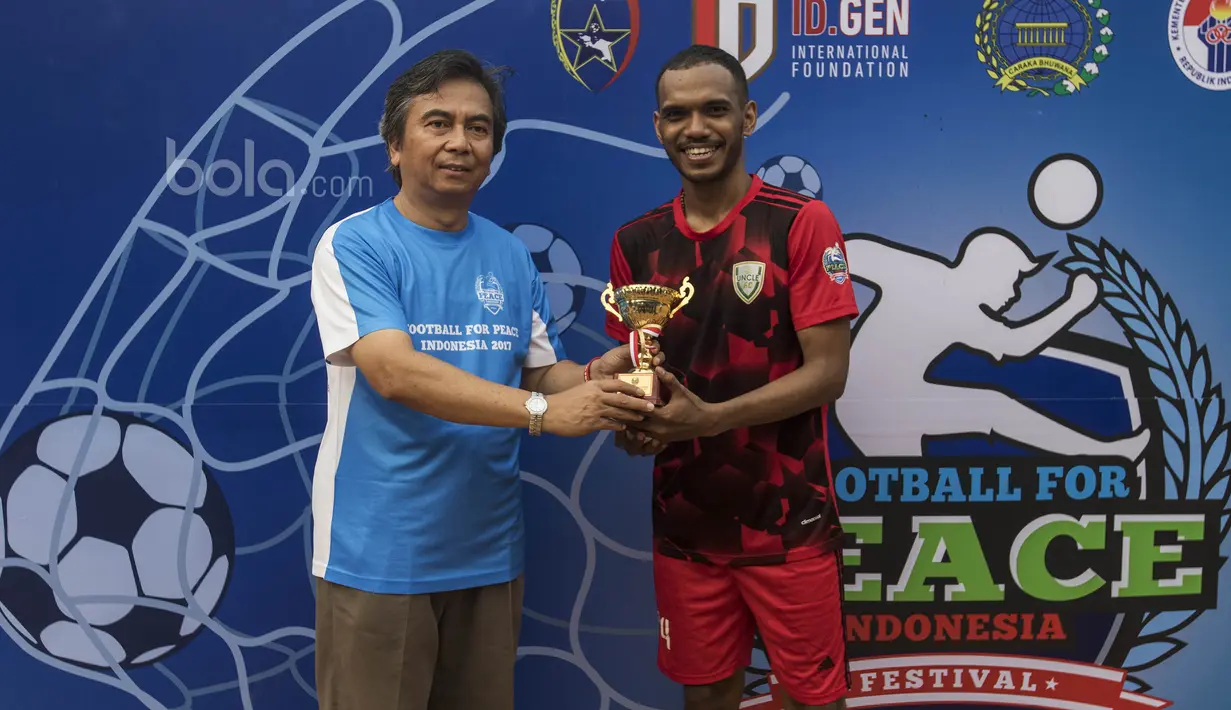 Pemain Unckle FC, Mitchel Nere, didaulaut menjadi pemain yang paling ramah sepanjang turnamen. (Bola.com/Vitalis Yogi Trisna)