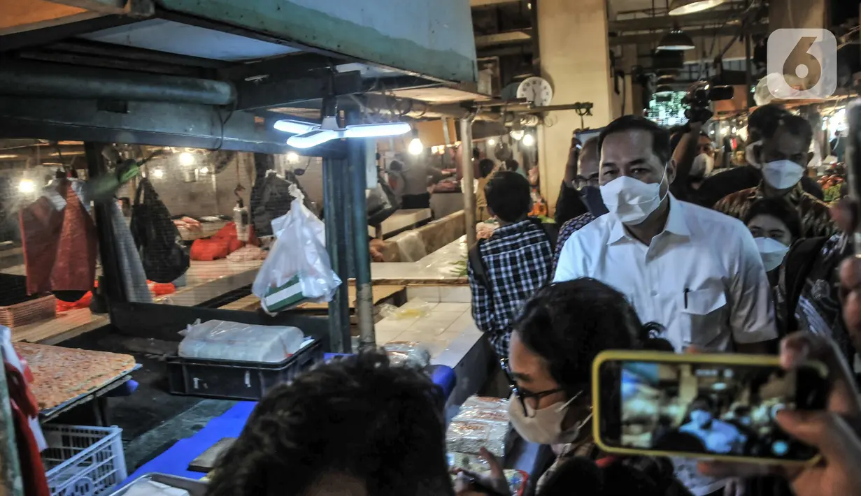 Menteri Perdagangan Muhammad Lutfi melakukan inspeksi mendadak (sidak) kepada pedagang sembako di Pasar Senen, Jakarta Pusat, Kamis (17/3/2022). Sidak tersebut guna memastikan ketersediaan minyak goreng dan sembako di pasar tradisional jelang Ramadhan. (merdeka.com/Iqbal S. Nugroho)