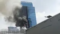 Kebakaran terjadi di lantai 7 Menara K-Link Jakarta, Jalan Gatot Subroto, Setiabudi, Jakarta Selatan, Sabtu (15/7/2023) pagi. (Foto: Tangkapan Layar).