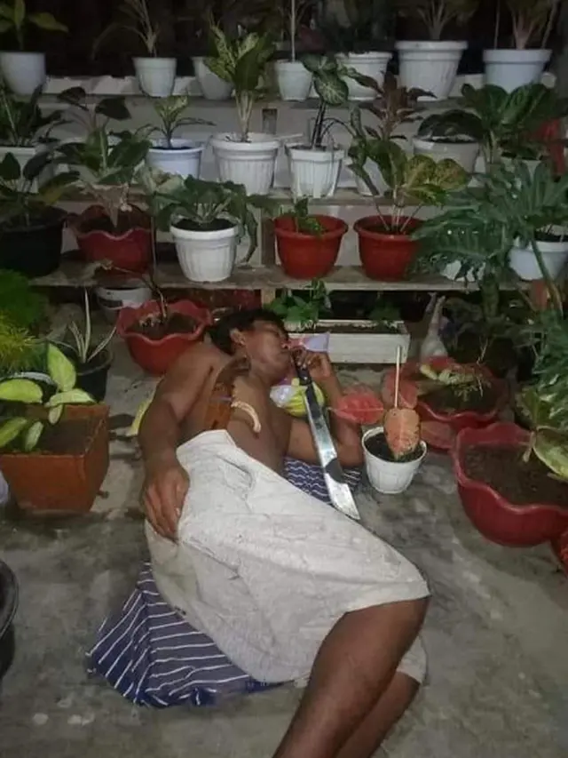 Agar Tanaman Hias Tak Dicuri, Berikut 3 Potret Pria Tidur Bersama Tanaman Miliknya