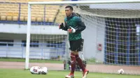 Kiper anyar Tira Persikabo, Dwi Kuswanto. (Bola.com/Permana Kusumadijaya)