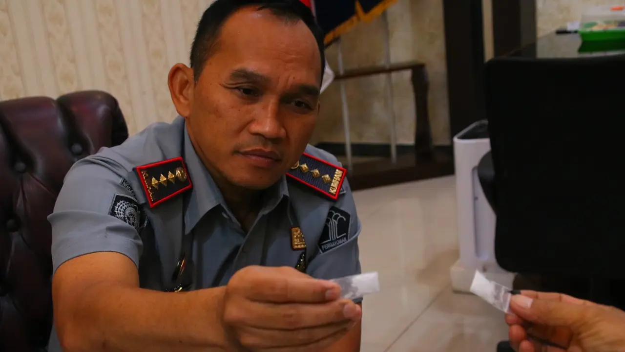 Kepala Lapas Banyuwangi, Agus Wahono tunjukan barang diduga narkoba yang akan diselundupkan ke dalam Lapas (Istimewa)