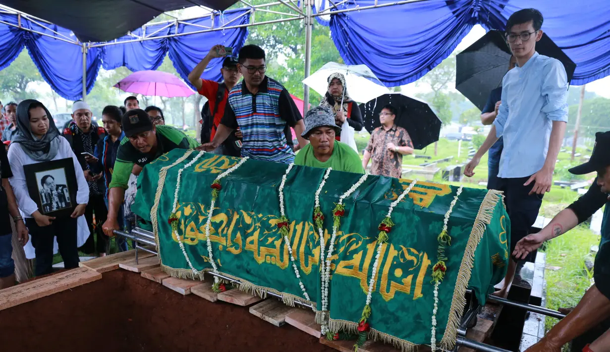 Proses pemakaman aktor yang telah bermain dalam puluhan judul film itu berjalan khidmat dan lancar. Sausana haru warnai pemakaman pria yang pernah menjadi anggota DPR Ri itu. (Adrian Putra/Bintang.com)