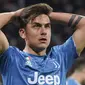 Penyerang Juventus, Paulo Dybala, tampak kecewa usai gagal membobol gawang Lyon pada laga Liga Champions di Stadion Parc Olympique Lyonnais, Kamis (27/2/2020). Lyon menang 1-0 atas Juventus. (AP/Laurent Cipriani)