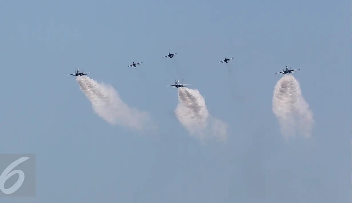 Enam pesawat tempur Sukhoi dan F-16 milik TNI Angkatan Udara memeriahkan Upacara Peringatan HUT RI ke-71 di Jakarta, (17/8).Pilot TNI Angkatan Udara juga mengucapkan selamat Hari Kemerdekaan kepada Presiden dan semua tamu. (Liputan6.com/Faizal Fanani) 