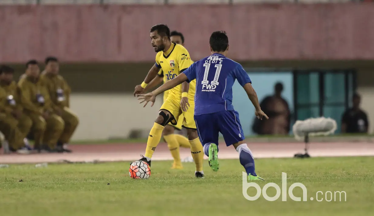 Aksi Zulham Zamrun mengecoh Dedi Kusnandar dilapangan pada babak 8 besar Piala Presiden 2017 di Stadion Manahan, Solo, Sabtu (25/2/2017). Mitra kalah dari Persib 2-3. (Bola.com/Nicklas Hanoatubun)