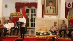 Presiden Joko Widodo (Jokowi) disaksikan Wakil Presiden Jusuf Kalla memberikan arahan ketika memimpin Sidang Kabinet Paripurna di Istana Negara, Kamis (3/10/2019). Sidang Kabinet Paripurna membahas Evaluasi Pelaksanaan RPJMN 2014-2019 dan Persiapan Implementasi APBN 2020. (Liputan6.com/Angga Yuniar)