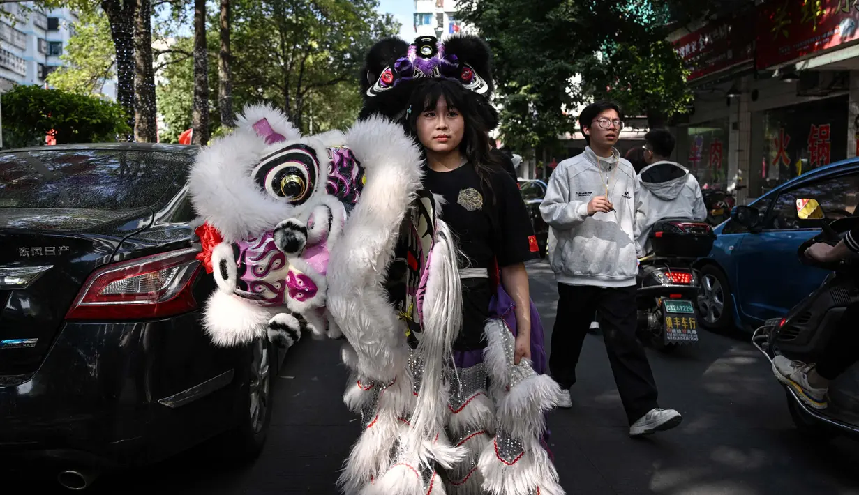 Tarian Barongsai menjadi pertunjukan yang paling dinanti saat perayaan Tahun Baru Imlek. (Jade GAO/AFP)