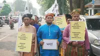 Masyarakat dan aktivis Walhi mendatangi Polda Riau menuntut tindakan tegas terhadap perusahaan pembakar lahan pemicu kabut asap. (Liputan6.com/M Syukur)