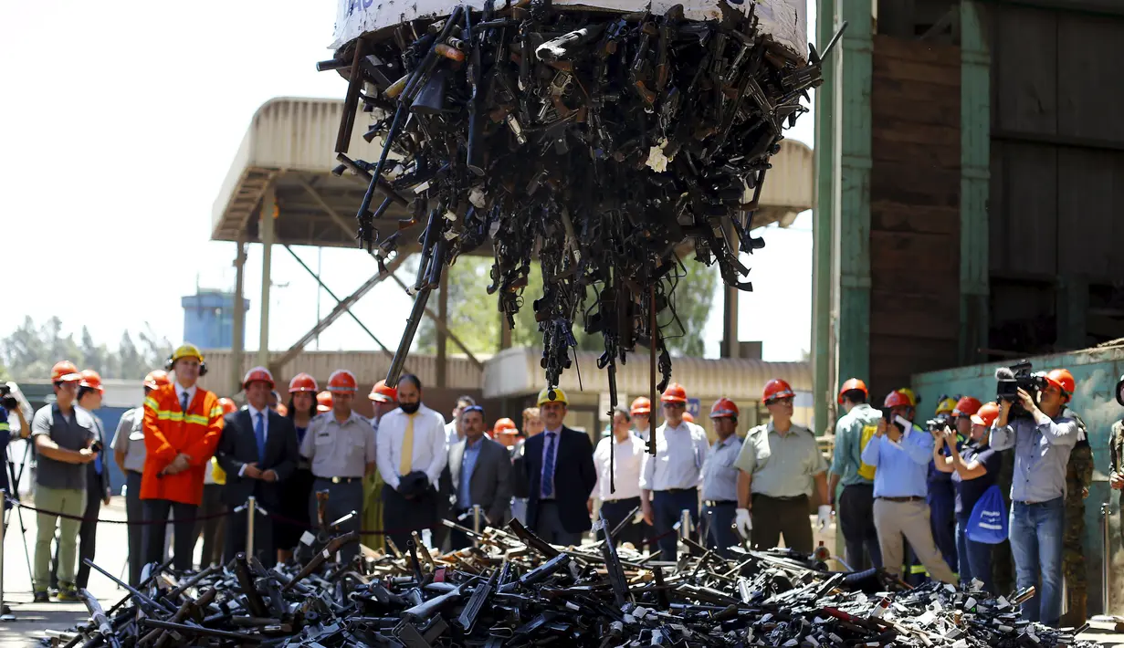 Ribuan senjata di angkut menggunakan magnet untuk nantinya dimusnahkan di Santiago, Chile, Senin (18/1). 13.000 senjata dimusnahkan yang merupakan bagian dari program pengawasan senjata di Chile.  (REUTERS / Ivan Alvarado)